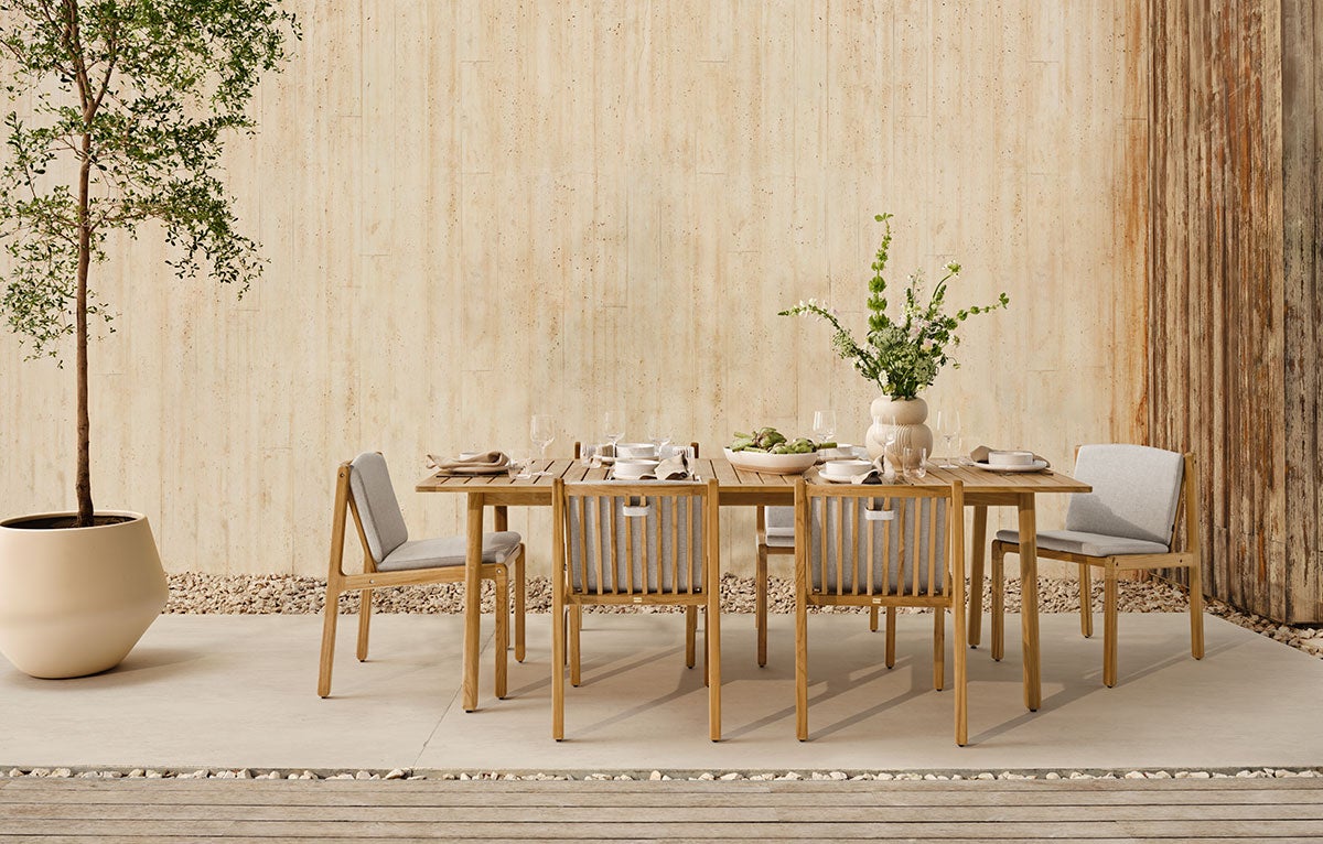 Bolia-Patio-Outdoor-Dining-Table-220-Chair-Lifestyle.jpg Patio havebord og havestole på en terrasse. Havebordet er dækket til middag.